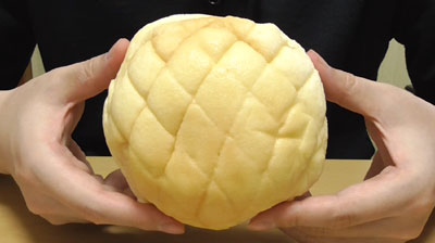ふわふわホイップのメロンパン(マルト神戸屋)2