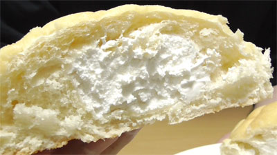 ふわふわホイップのメロンパン マルト神戸屋 ホイップクリームがいっぱい